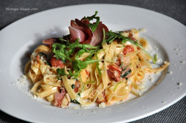 papardelle_kumpis_rukola_cherry