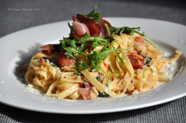 makaronai_kumpis_rucola_cherry