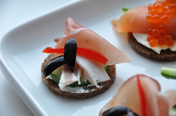 canapes su kumpiu
