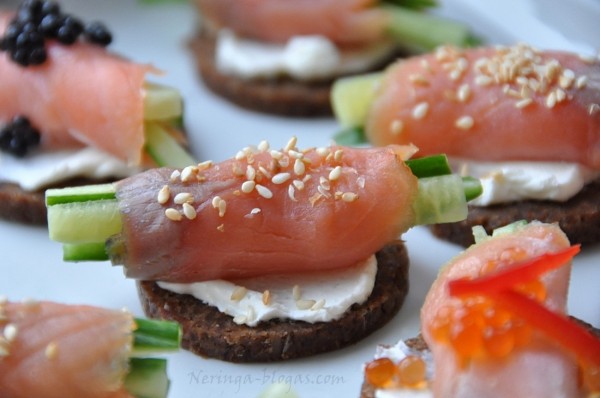 canapes su lasisa bei sezamais