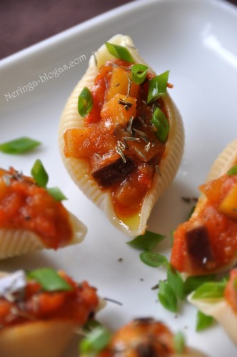 conchiglioni vegetariškai arba idarytos kriaukles su baklazanais ir pomidorais