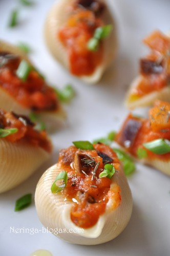 conchiglioni vegetariškai arba idarytos kriaukles su baklazanais ir pomidorais