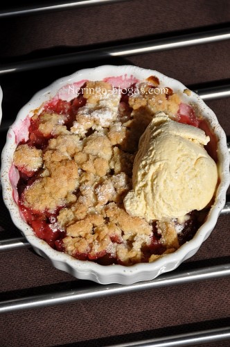crumble su rabarbarais ir vysniom