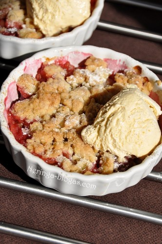crumble su vysniomis ir rabarbarais