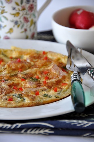 omletas su kumpiu ir krapais