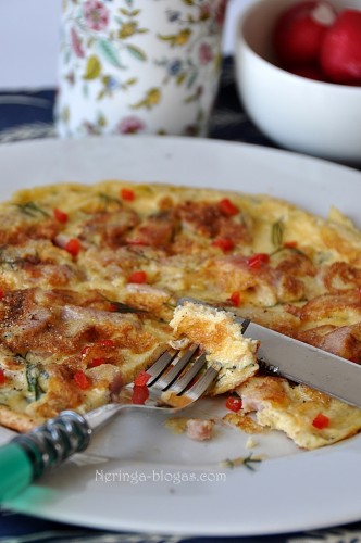 omletas su kumpiu ir krapais