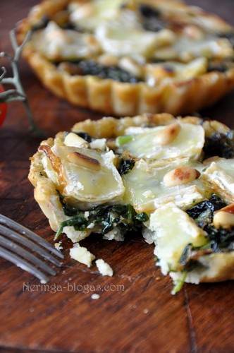 mini tarta su spinatais ir brie suriu