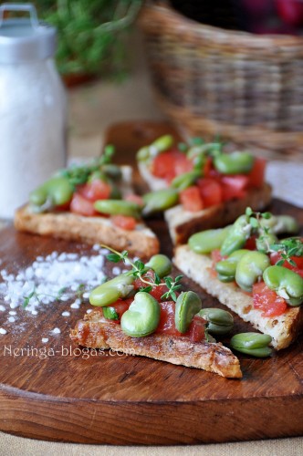 bruschetta su pupom, pomidroais ir bazilikais