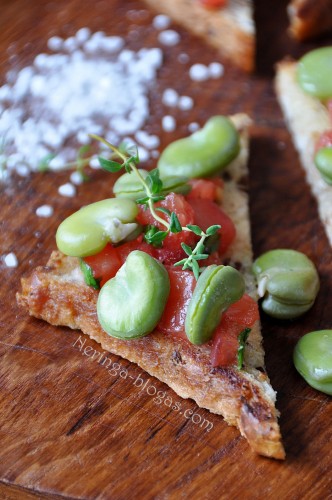 bruschetta su pupom, pomidroais ir bazilikais