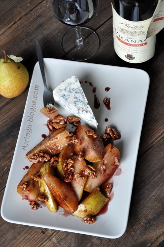 kriause, riesutai vynas ir gorgonzola