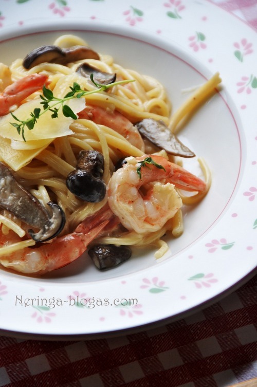 spaghetti su grybais, krevetem bei kreminiu padazu