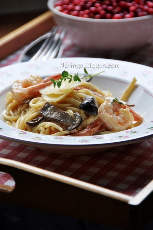 spaghetti su grybais, krevetem bei kreminiu padazu