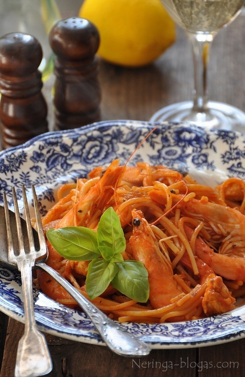 spaghetti su vistiena ir krevetemis