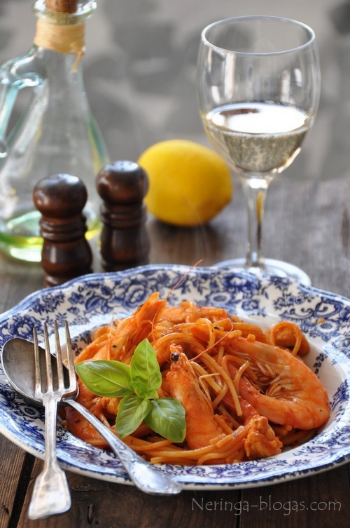 spaghetti su vistiena ir krevetem