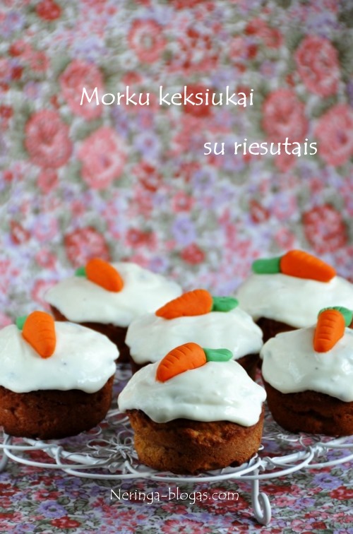 morku keksiukai su riesutais