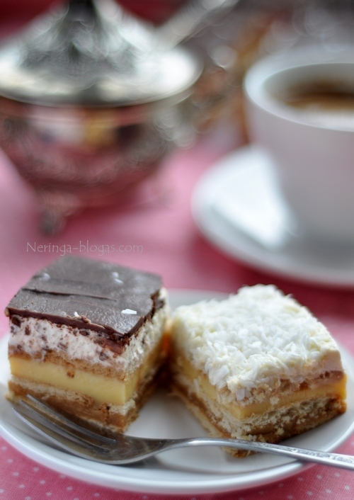 nekeptas sluoksniuotas tortas