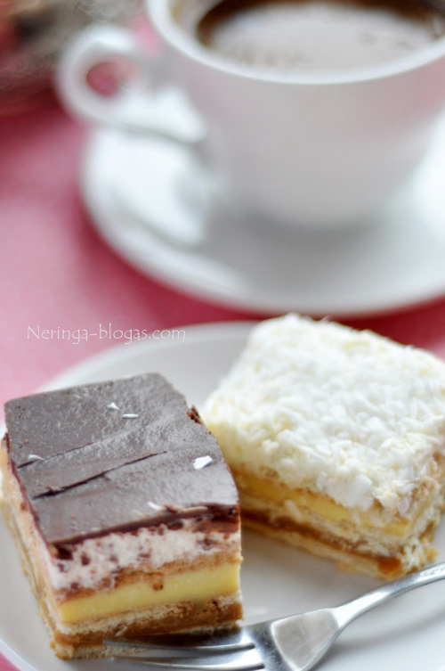 nekeptas sluoksniuotas tortas
