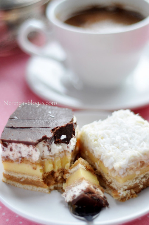 nekeptas sluoksniuotas tortas