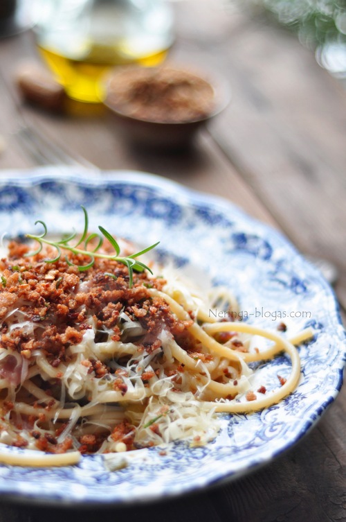 pasta su porais bei duonos trupiniais