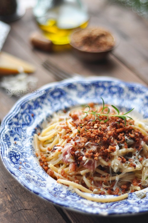 pasta su porais bei duonos trupiniais