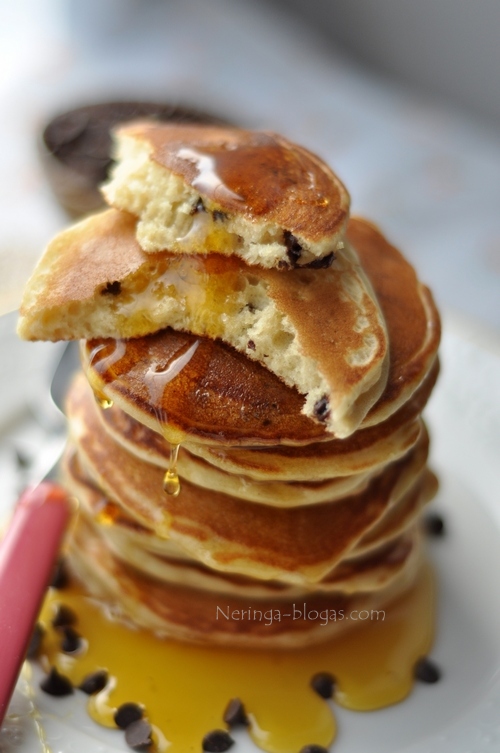 pancakes su riesutu sveistu ir sokolado laseliais