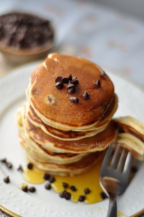 pancakes su riesutu sveistu ir sokolado laseliais