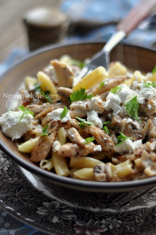 makaronai, vistiena, grybu padazas