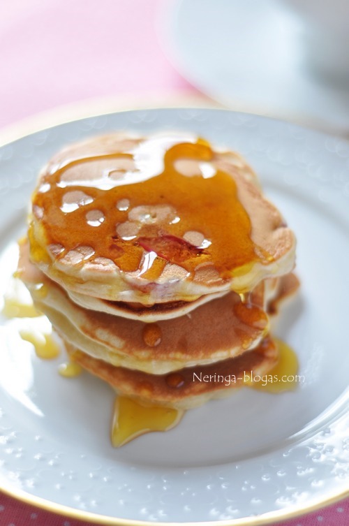 pancakes su rabarbarais