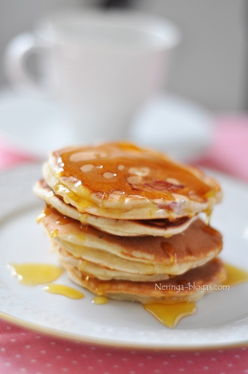 pancakes su rabarbarais
