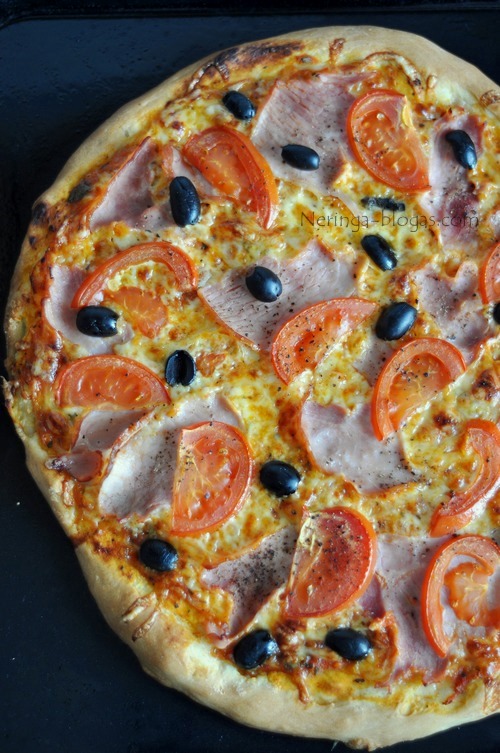 pizza su kumpiu ir alyvuogem
