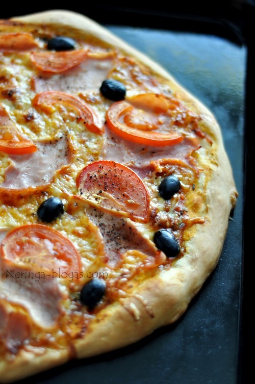 pizza su kumpiu ir alyvuogem