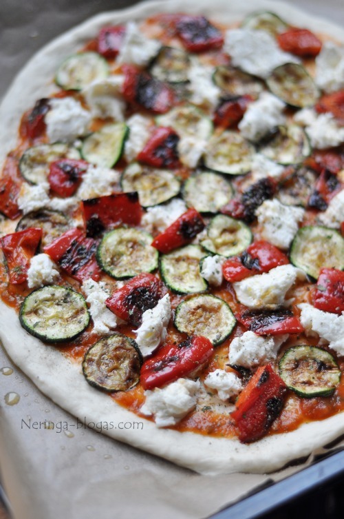 vegetariska pica su keptomis darzovemis