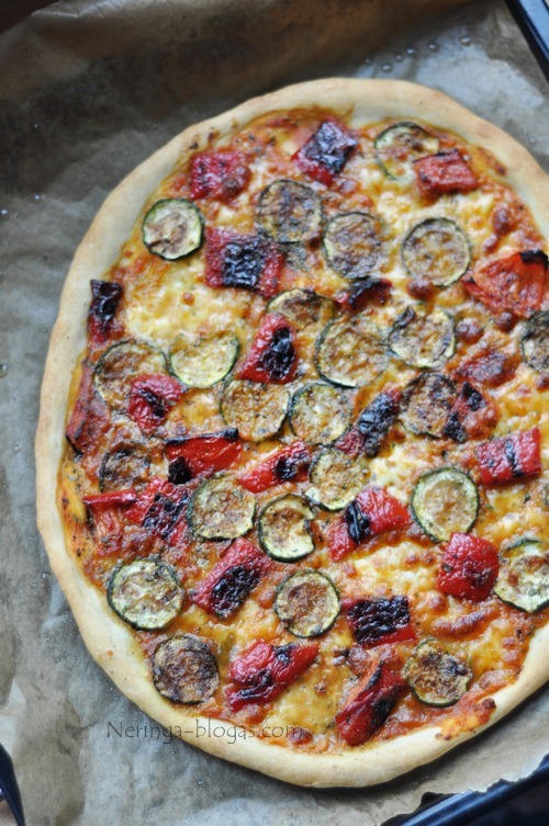 vegetariska pica su keptomis darzovemis
