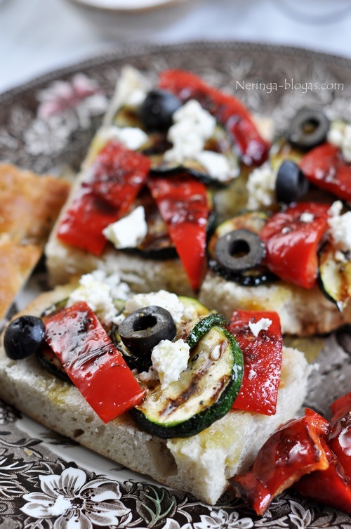 focaccia duonele su keptom darzovem