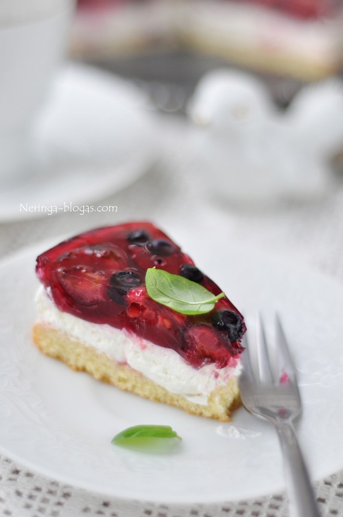 tortas su zele sluoksniu