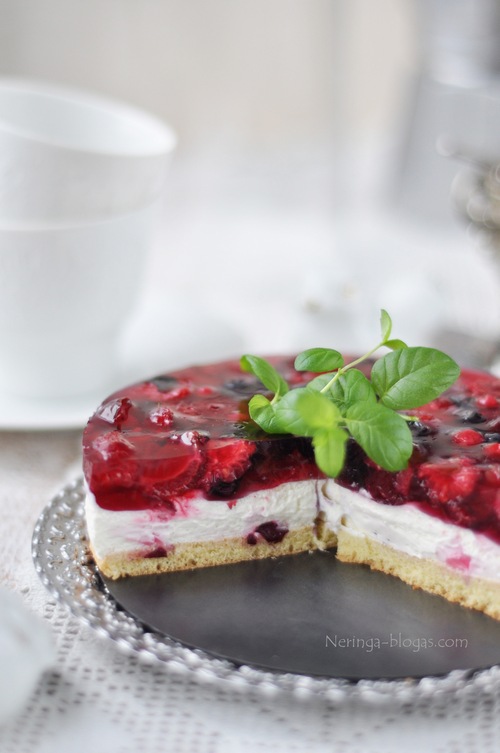 tortas su zele sluoksniu