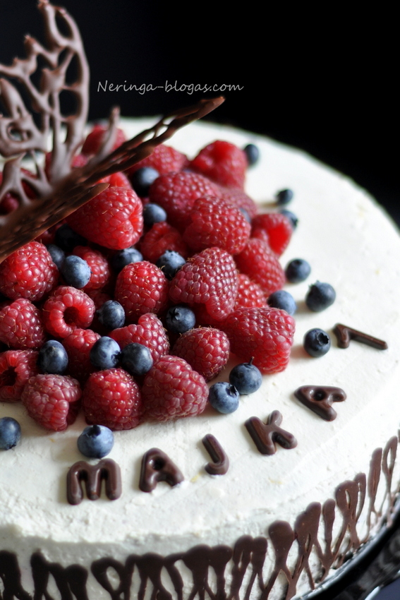 sokoladinis tortas su maskarpones kremu ir avietem