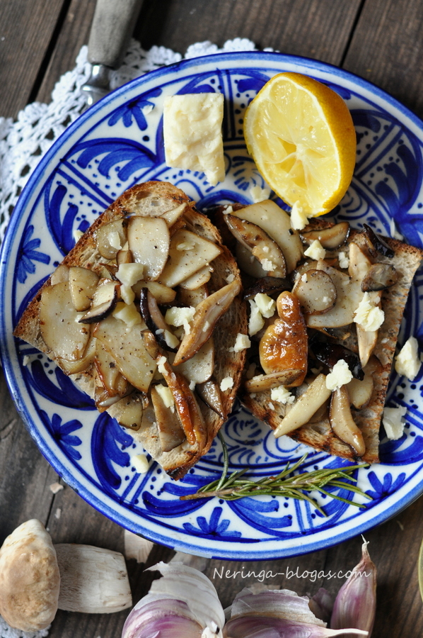 bruschetta su misko grybais ir rozmarinu