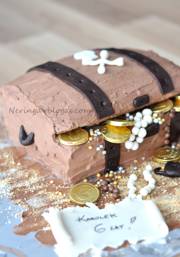 tortas piratu skrynia ir biskvitas