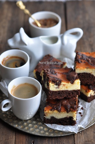 brownis su varskes sluoksniu