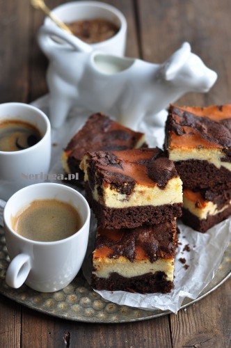brownis su varskes sluoksniu
